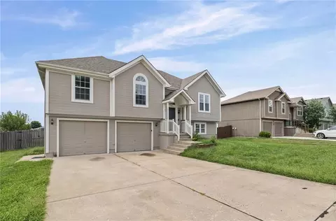Exterior - 712 S Sunset Ln, Raymore, MO 64083 photo 2 of 8
