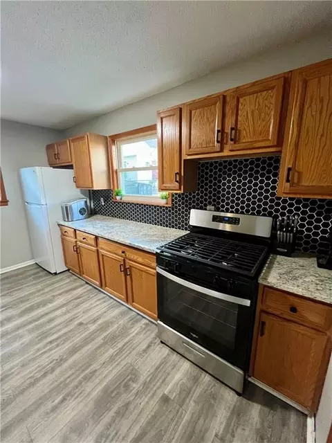 Kitchen - 431 N Eubank St, Independence, MO 64050 photo 2 of 3