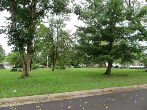 405 E Ottawa St, Paola, KS 66071