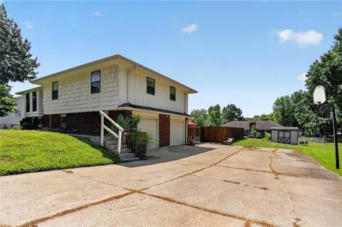Exterior - 408 E Walnut St, Odessa, MO 64076 photo 3 of 8