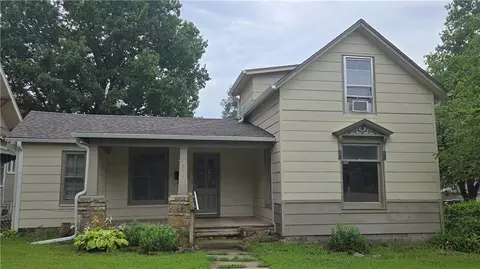 501 E Piankishaw St, Paola, KS 66071
