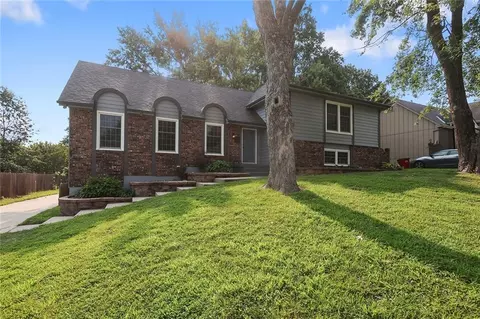 920 SW 17th St, Blue Springs, MO 64015