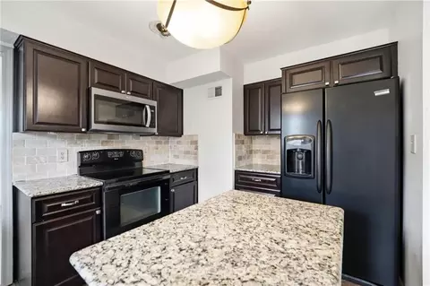 Kitchen - 701 NE Burning Tree St, Lees Summit, MO 64064 photo 5 of 6