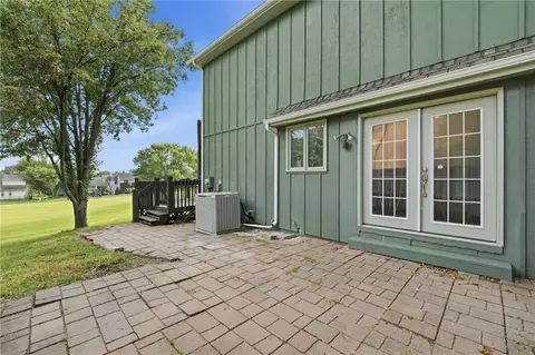 Exterior - 701 NE Burning Tree St, Lees Summit, MO 64064 photo 5 of 8