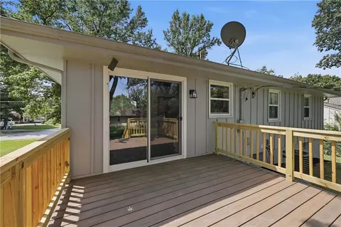 Exterior - 504 SW Persels Rd, Lees Summit, MO 64081 photo 2 of 5