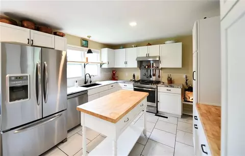 Kitchen - 302 SE Corder St, Lees Summit, MO 64063 photo 3 of 4