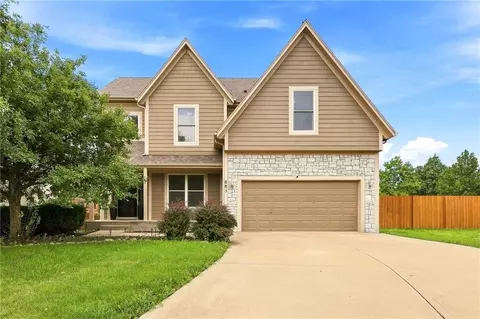 883 S Clearwater Creek Dr, Olathe, KS 66061