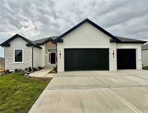 512 Skyview Ln, Liberty, MO 64068