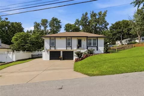 4744 NE 38th St, Kansas City, MO 64117