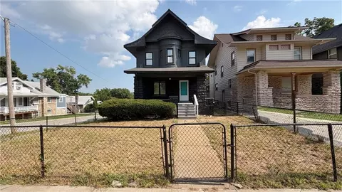 2500 E 42 St, Kansas City, MO 64130
