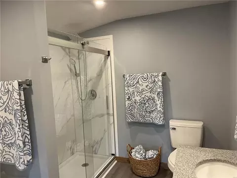 Bath - 1105 Vine St, Macon, MO 63552 photo 4 of 5