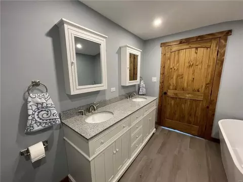 Bath - 1105 Vine St, Macon, MO 63552 photo 5 of 5