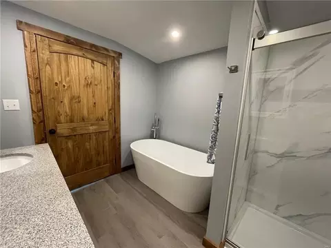 Bath - 1105 Vine St, Macon, MO 63552 photo 3 of 5