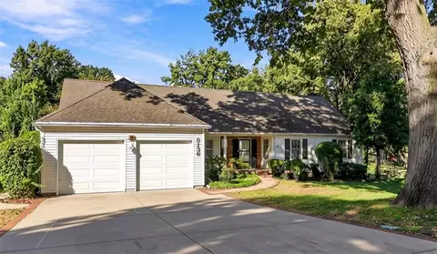 8136 Outlook Ln, Prairie Village, KS 66208