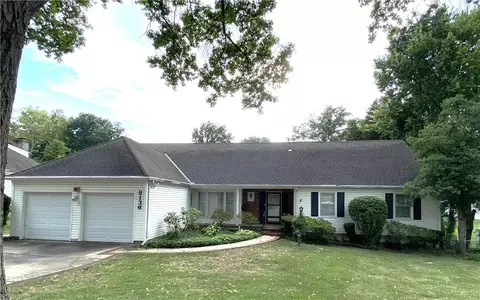 8136 Outlook Ln, Prairie Village, KS 66208