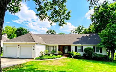 8136 Outlook Ln, Prairie Village, KS 66208