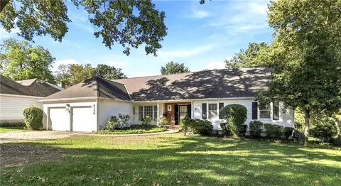 8136 Outlook Ln, Prairie Village, KS 66208