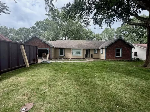 7700 W 98th Ter, Overland Park, KS 66212