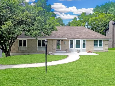 404 NW Briarcliff Rd, Kansas City, MO 64116