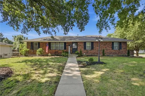 801 E 14th St, Oak Grove, MO 64075