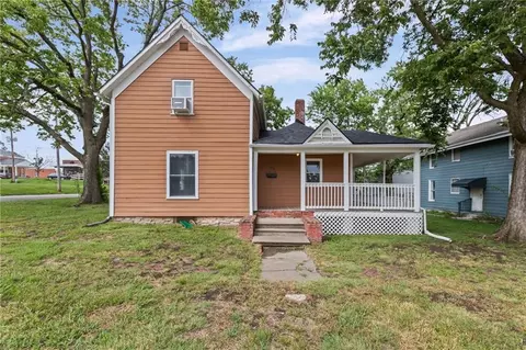 102 E Miami St, Paola, KS 66071