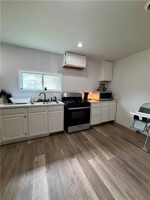 Kitchen - 800 E Hill St, Independence, KS 67301 photo 2 of 3