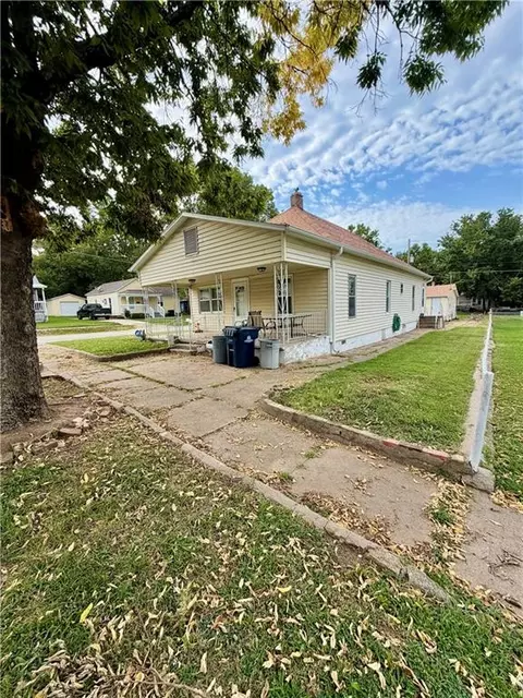 Exterior - 800 E Hill St, Independence, KS 67301 photo 2 of 2