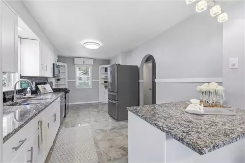 8004 Holmes Rd, Kansas City, MO 64131