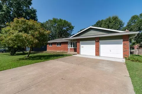 2737 Alabama St, Lawrence, KS 66046