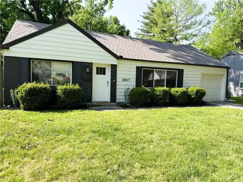 2507 W 77th St, Prairie Village, KS 66208