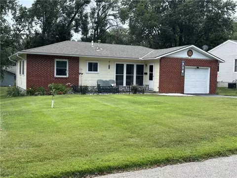 714 W Thompson St, Maryville, MO 64468