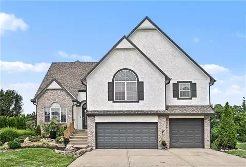 8718 Ridgeway Ct, Kansas City, MO 64138