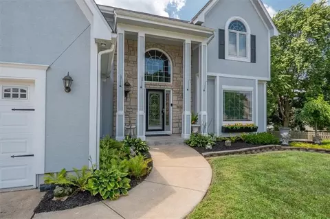 Exterior - 2525 SE Nottingham Dr, Lees Summit, MO 64063 photo 2 of 11
