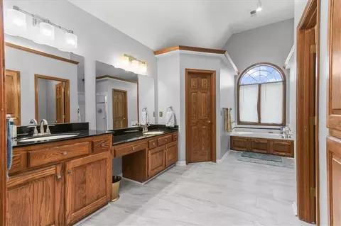 Bath - 2525 SE Nottingham Dr, Lees Summit, MO 64063 photo 1 of 4