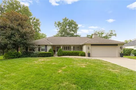 8024 Cherokee Ln, Leawood, KS 66206