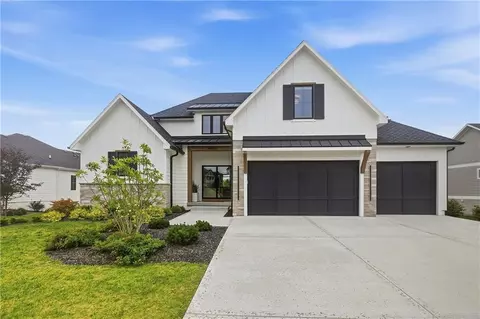 10675 W 142nd Ter, Overland Park, KS 66221