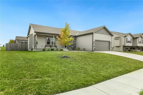 1201 NW 4th St, Oak Grove, MO 64075