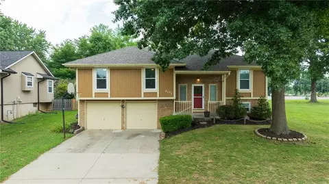 801 SW Southgate Dr, Blue Springs, MO 64015