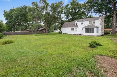 Exterior - 10011 E 10009 E 35th Ter, Independence, MO 64052 photo 6 of 8