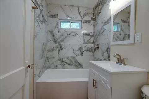 Bath - 714 E Gudgell Ave, Independence, MO 64055 photo 2 of 2