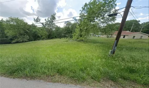 9021 E 31st St, Independence, MO 64052 photo 2