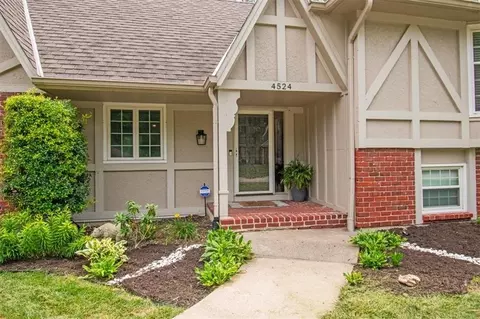 Exterior - 4524 NW Bramble Trl, Lees Summit, MO 64064 photo 4 of 9