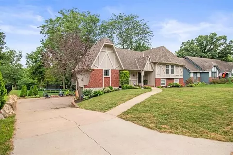 Exterior - 4524 NW Bramble Trl, Lees Summit, MO 64064 photo 2 of 9