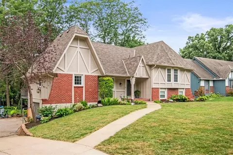 Exterior - 4524 NW Bramble Trl, Lees Summit, MO 64064 photo 3 of 9