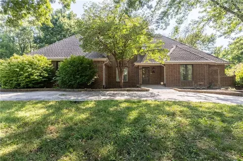 715 Sunset Ln, Belton, MO 64012