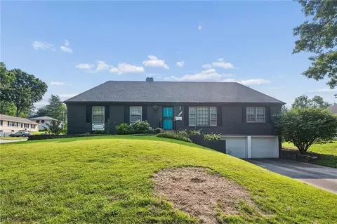 4835 NE Sherwood Dr, Kansas City, MO 64119