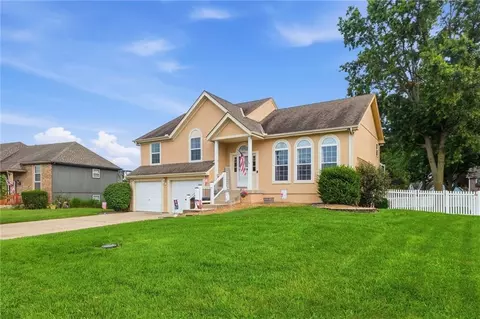Exterior - 903 Silver Lake Cir, Raymore, MO 64083 photo 2 of 8
