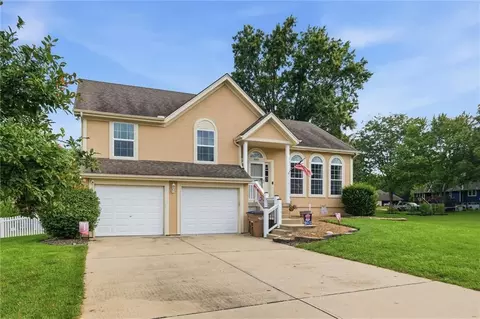 Exterior - 903 Silver Lake Cir, Raymore, MO 64083 photo 3 of 8