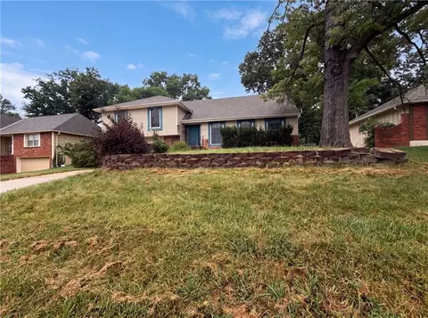 6916 N Overland Dr, Kansas City, MO 64151