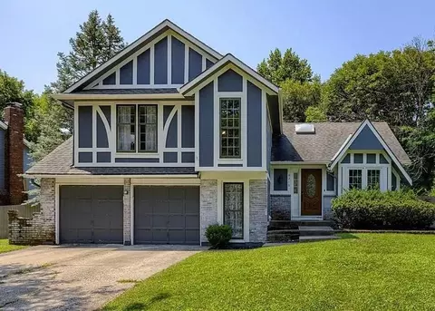 8216 NW Delta Dr, Kansas City, MO 64151